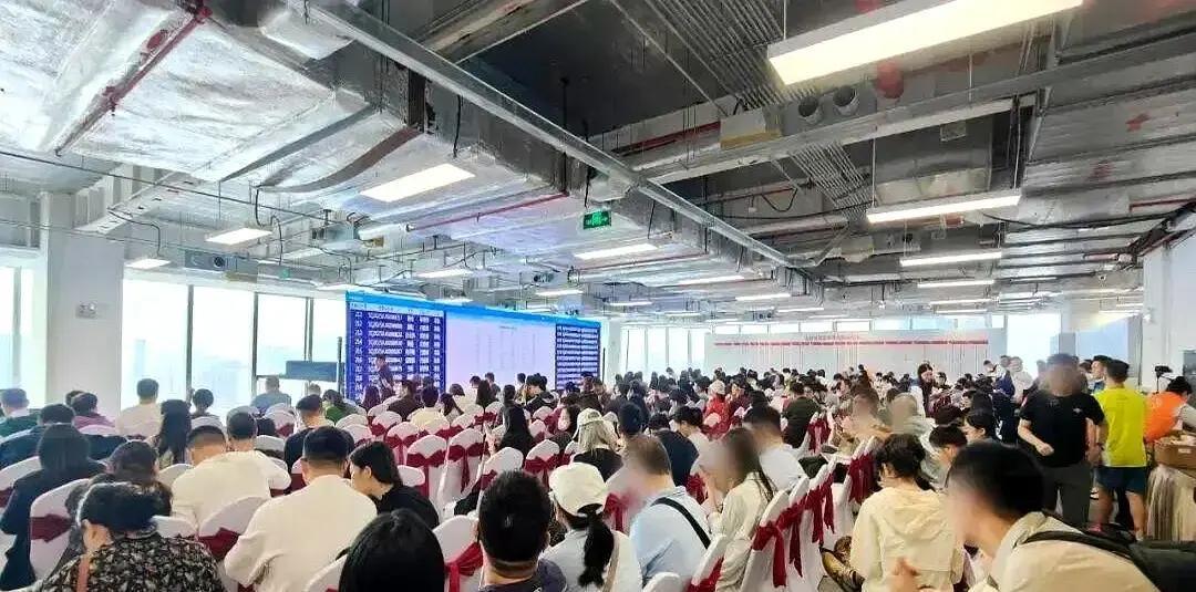 我跟你讲，一天，300多套房。在深圳南山。你敢信？三百多个家庭的命运，可能