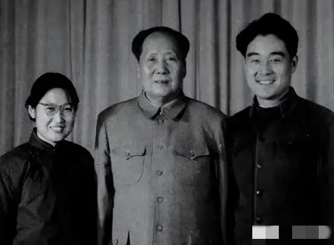 1959年，准儿媳第一次上门，开国中将孔从洲的夫人钱俭吓得手直抖，她拉住对方的手