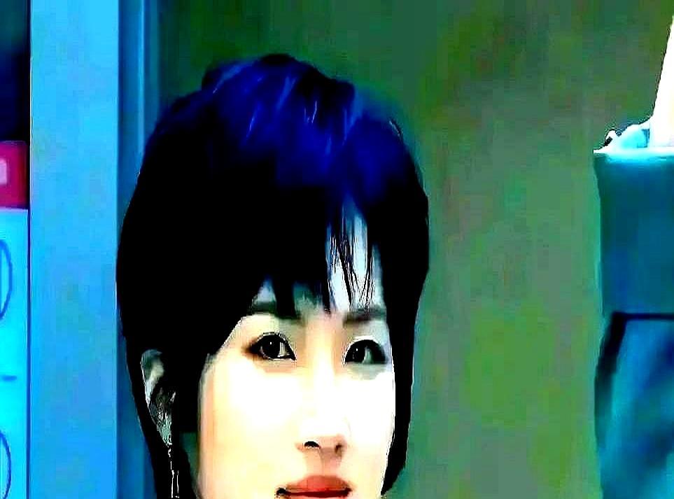 杀青夜，郭京飞拉剧组撸串。姚安娜抢单，郭京飞一句“你片酬还没我零头”拦着。小姑娘