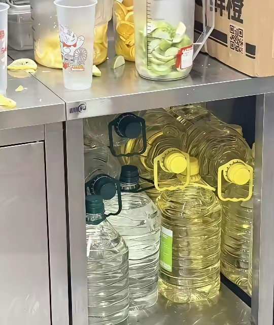 蜜雪冰城为什么会用到油啊今天等奶茶的时候看到的不知道是不是油很好奇啊啊啊有没