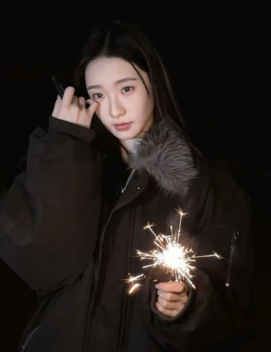 谁还没看张艺凡这组“美成大头贴”的神图？海边夜色里，她手持仙女棒温柔浅笑，整个人