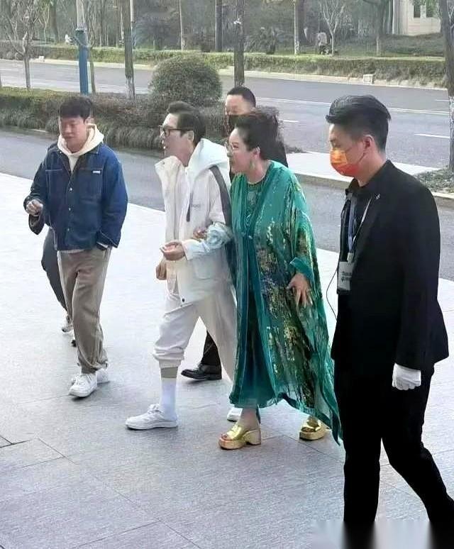 一千万的房子，杭州，199平，说拿下就拿下了。很多人还在扒向太冬天穿凉拖冷不冷