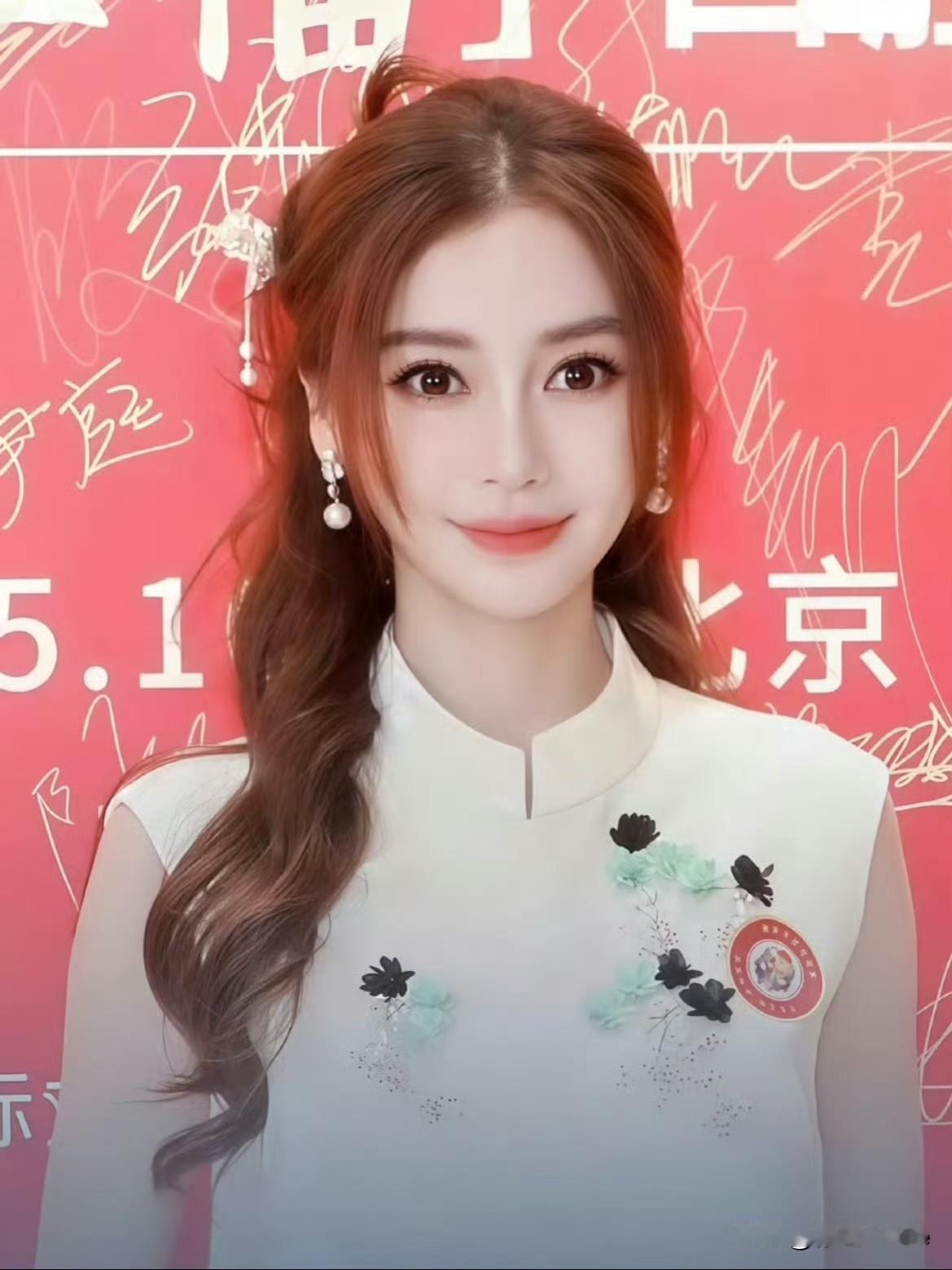 10月29日，杨颖出席活动，被过度吹捧，导致杨颖路人缘不升反降，本来挺好挺温暖的