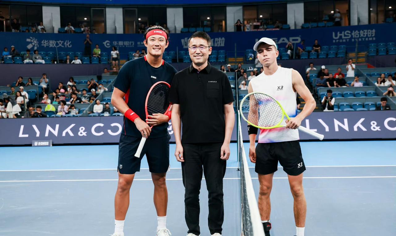 ATP250杭州网球公开赛男单第二轮，张之臻4-6/3-6不敌幸运落败者斯夫尔奇