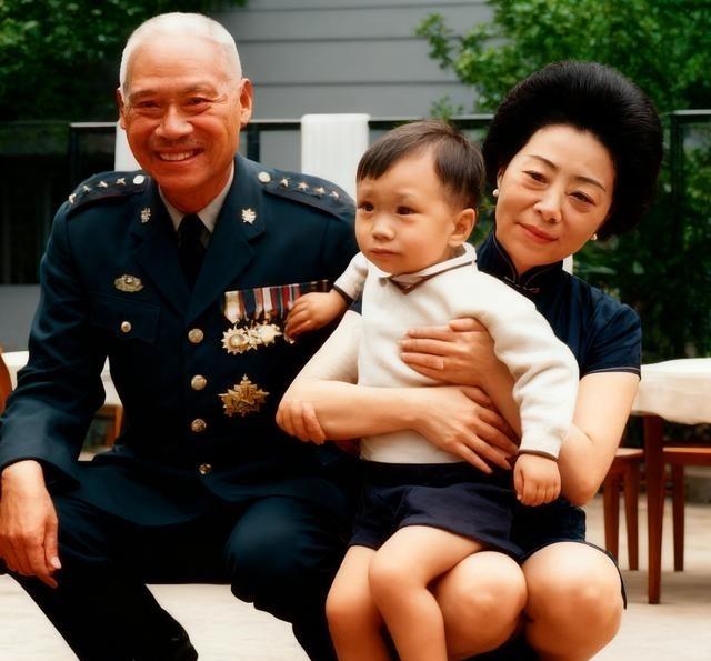 1960年，顾祝同与妻子许文容，怀抱小外孙白法圣，留下一张罕见合影，谁能想到，这