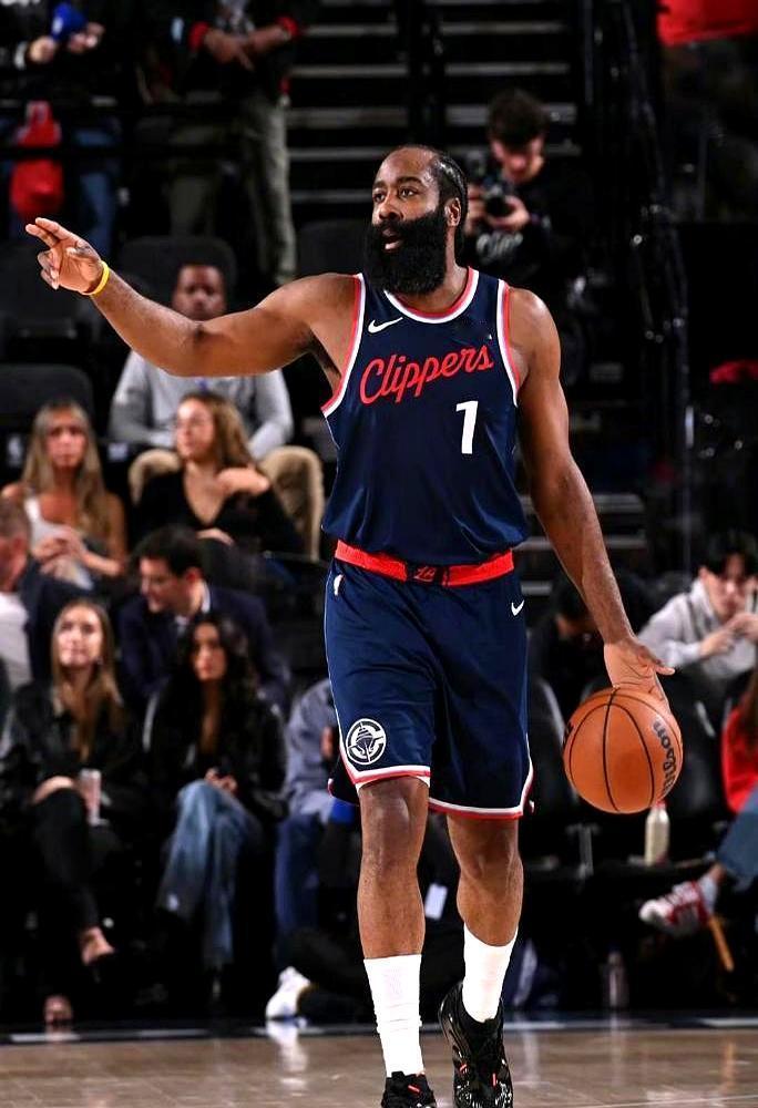 26分8助攻，哈登把进攻拉满，票却投给了伦纳德。教练不讲情怀，只看防守正负