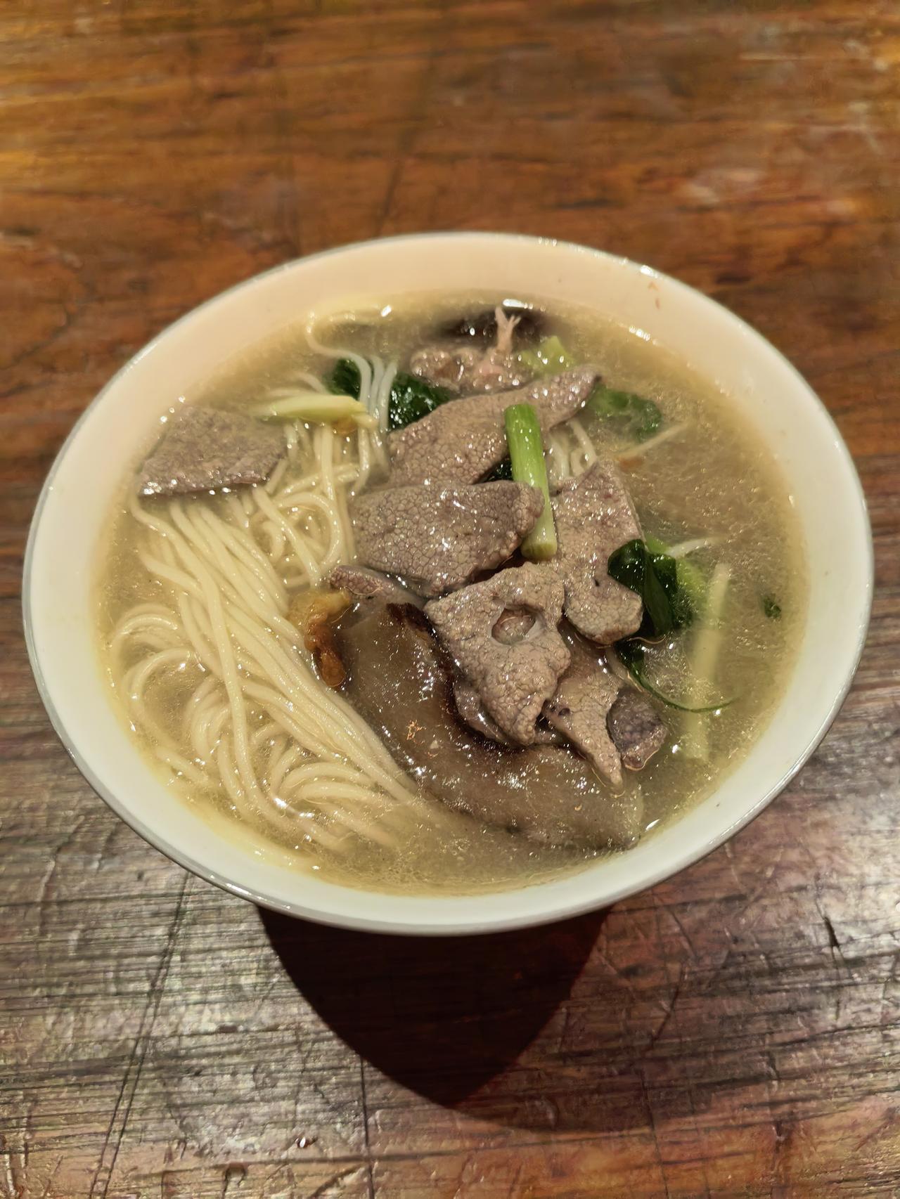 作为天天在后厨颠勺的厨师，独自在家的晚餐从不爱“将就”——不用复杂摆盘，不用名贵