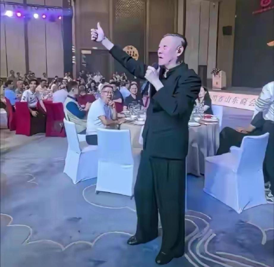 唏嘘！昔日歌坛天王，如今沦落酒店商演，一场酬劳仅18万谁能想到，曾