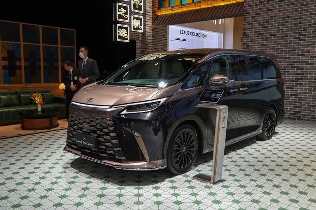 雷克萨斯LM特别版亮相广州车展特殊的双拼车身外观搭配耀黑轮毂的造型是很能彰显个性