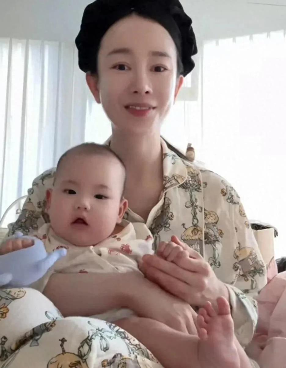4个月16斤，张檬母乳喂养出“米其林宝宝”，小五带娃惊觉澡盆装不下