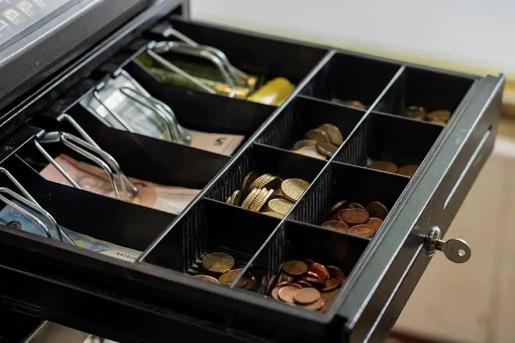 太狠了！2026年2月1日起，人民币现金收付新规落地，拒收现金直接踩红线。20