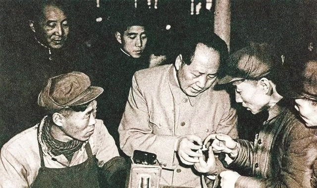 毛主席思想告诉我们：老百姓才是第一位！毛主席思想里面，最核心的就是这句话:咱们