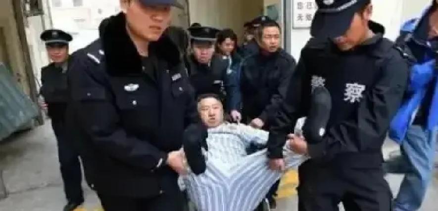 2025年2月，北京京煤总医院三楼病房里，一个叫陈志强的男人用铁链把自己锁在病床