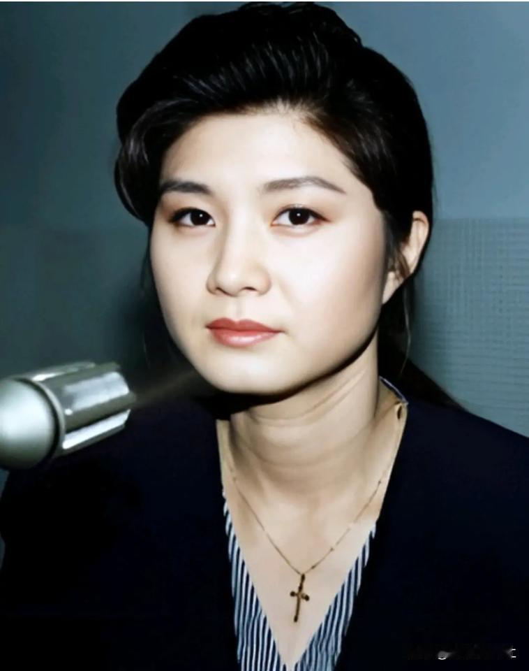 🌞1987年11月29日，在飞往汉城的KAL858航班上，朝鲜女特工金贤姬