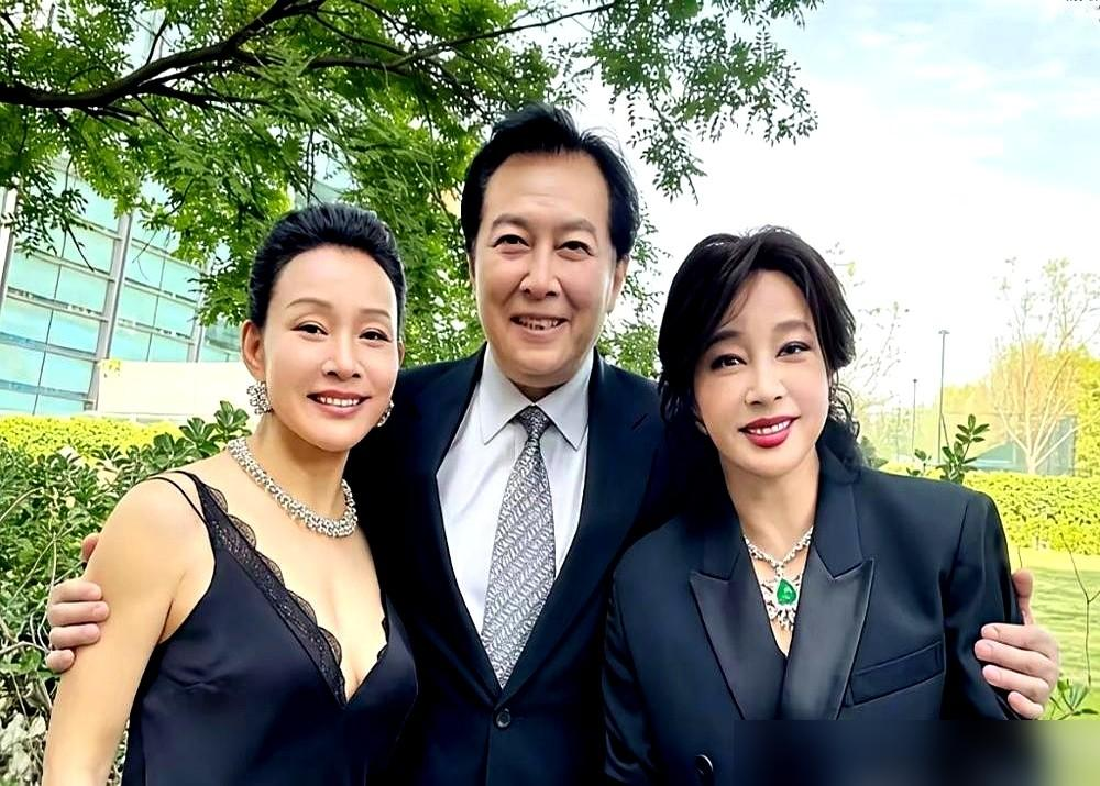 百花奖红毯，唐国强停下等刘晓庆；台上刘晓庆陈冲唱完《绒花》相拥，他却又没上台。这一幕，撕开了40年的