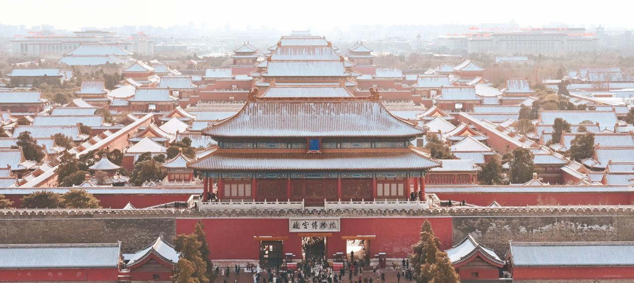 从景山公园眺望前方雪景中的故宫博物院，真的很美！故宫整体建筑也非常的雄伟壮观！从