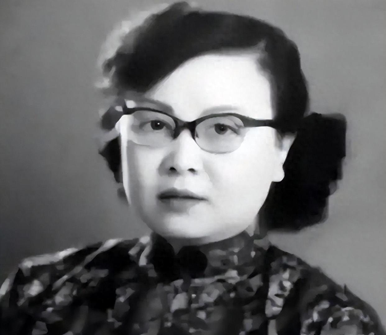 女叛徒随蒋叛逃台湾，1981年高调回国，老同学一句话令她无地自容。这位在历