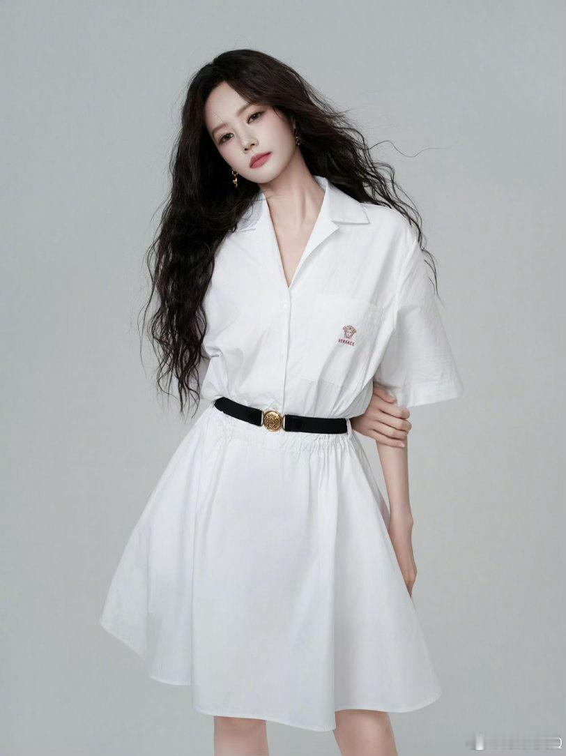 李一桐素颜状态好能打李一桐素颜九宫格太惊艳，不化妆五官依旧出众，大眼精致、下巴线