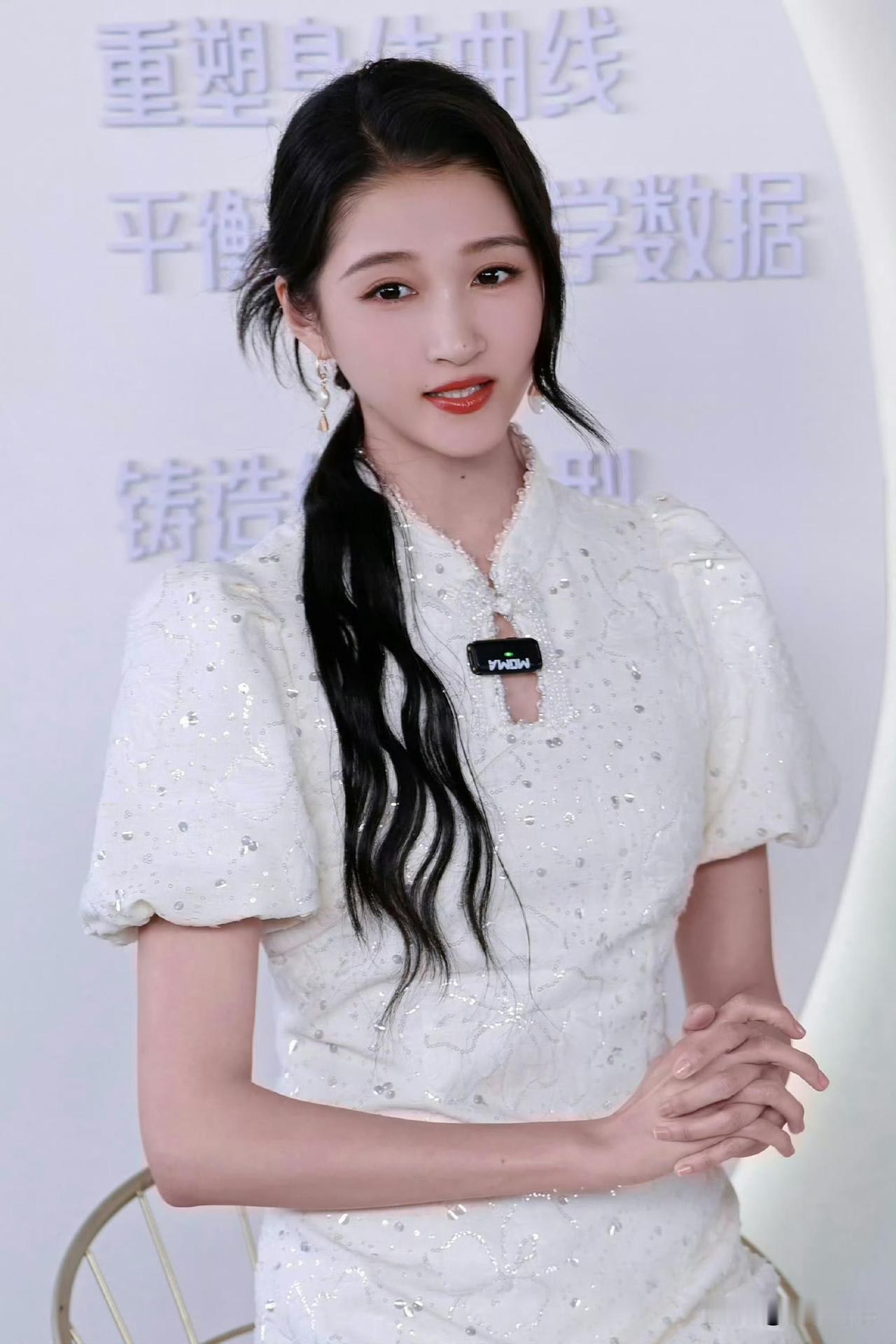 关晓彤x香蜜闺秀直播美图～美腿一如既往闪亮🤍​​​