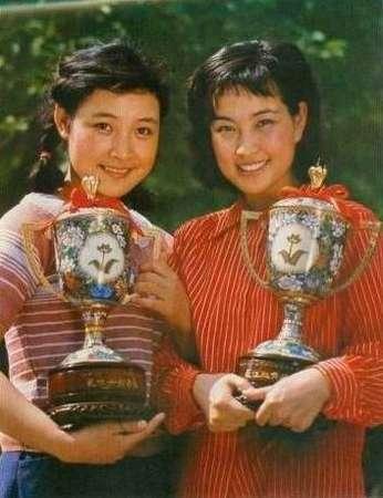 80年代刘晓庆和陈冲去沈阳演出，现场人山人海，竟还有人向她们扔鞋。这事放现在简直