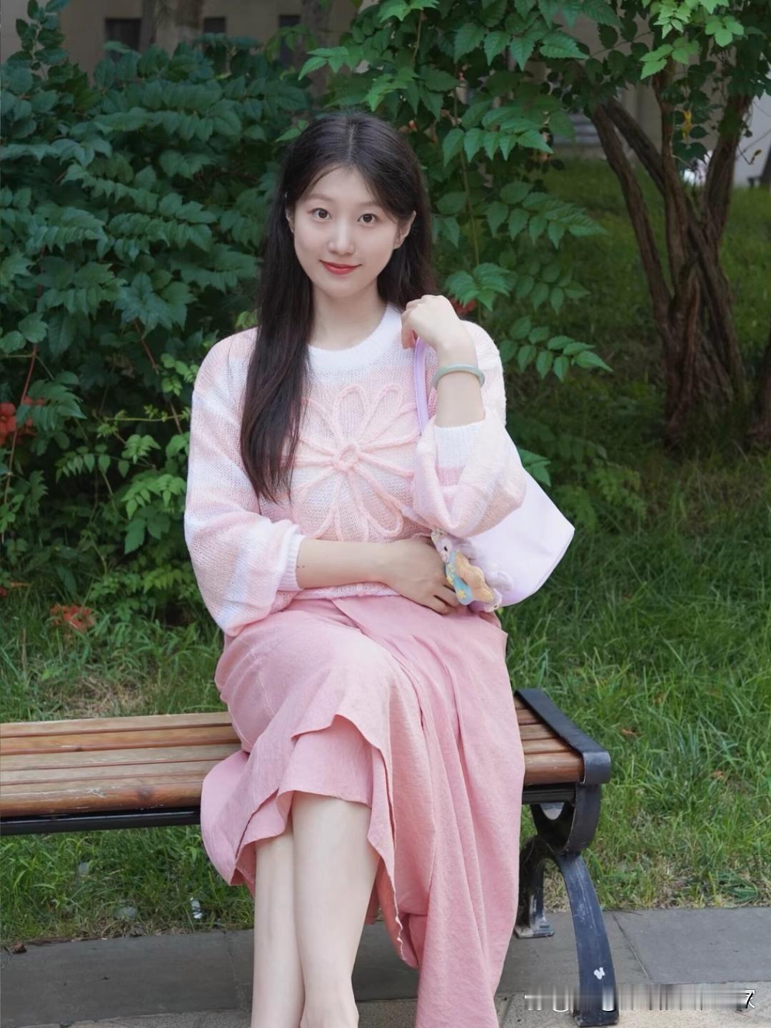 看到“温柔粉裙女孩，坐在长椅上，微笑着看向镜头”，就想起李梦在公园的粉裙自拍。她