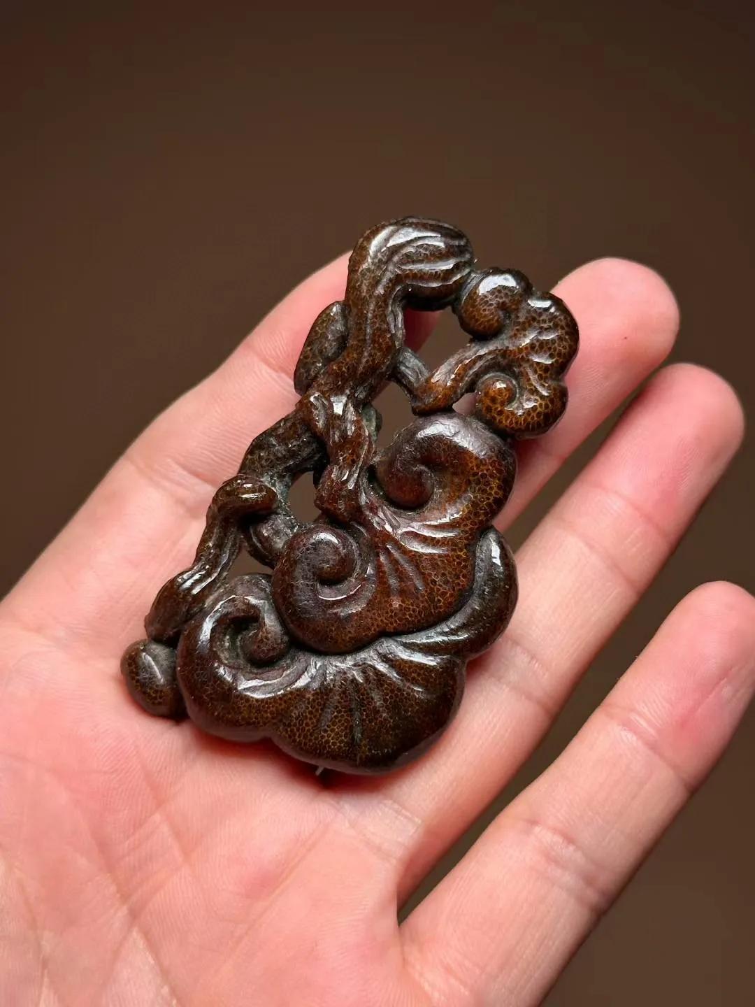 本人收藏的一款老犀角雕灵芝小件。角质老熟颜色呈深棕色，件虽小雕刻却是不俗，玲珑剔