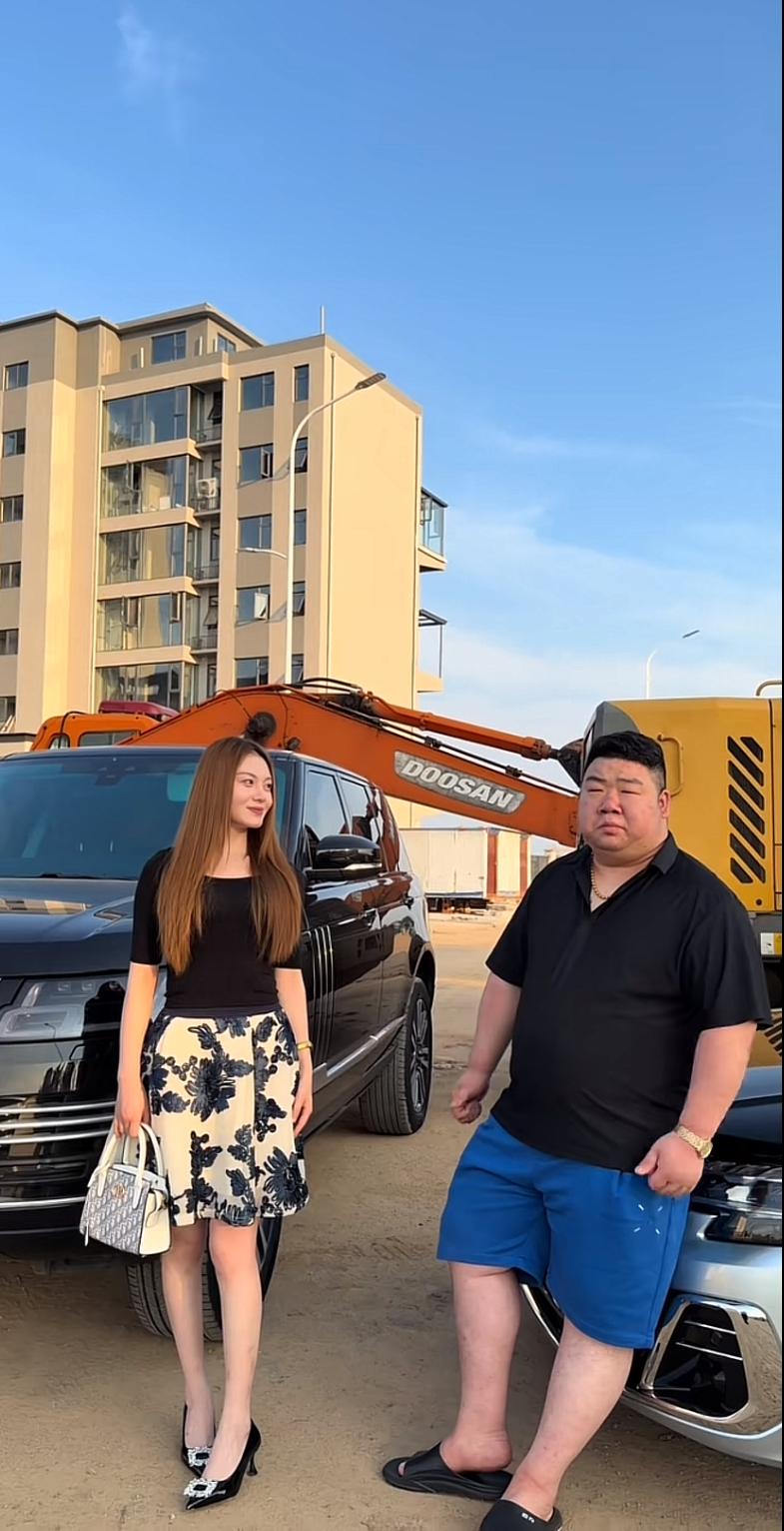 河南龙哥过分了，又在晒娇妻和豪车。他今天说，“男人工作要刻苦，才能开上大路虎”，