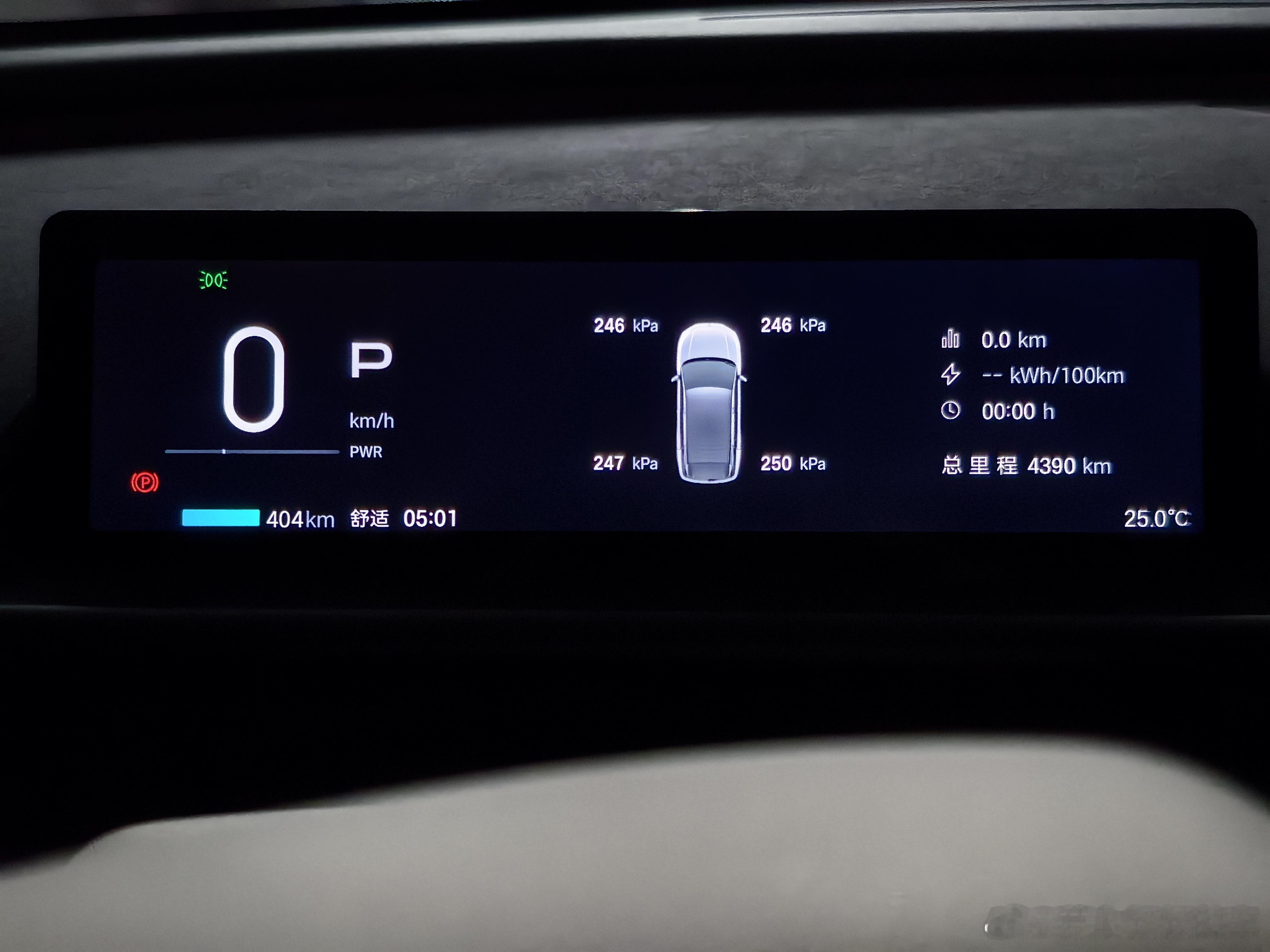 这次出差，因为只有一班早班机的直飞航线，所以第一次自驾到机场。全程快速路和高速路