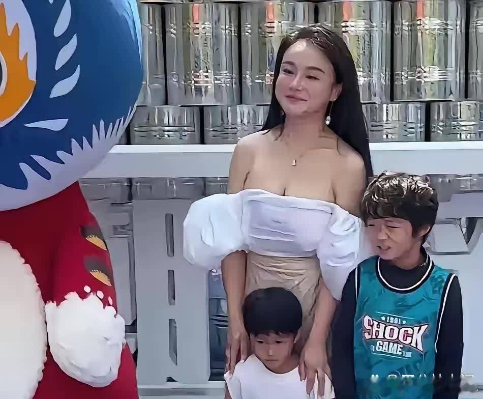 去儿子的学校活动，穿成这样，这正常吗？