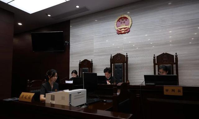 上海，刘女士病逝后，其未满10岁的女儿星星、妮妮因生父身份不明。只剩年逾八旬且妻