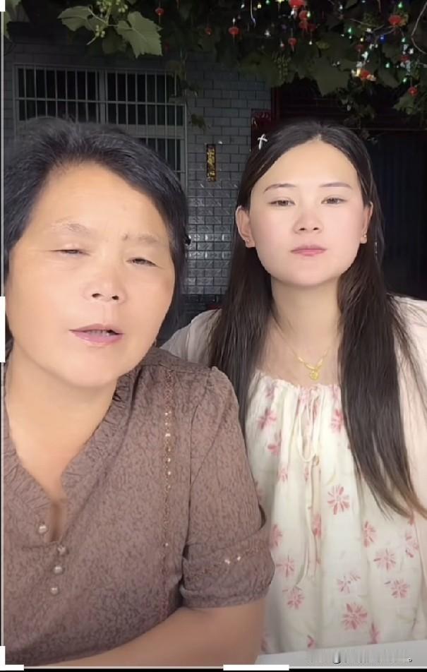 小故事！那天雨露在直播，老壳子不辞辛苦又来，雨露的婆婆的家。老壳子说