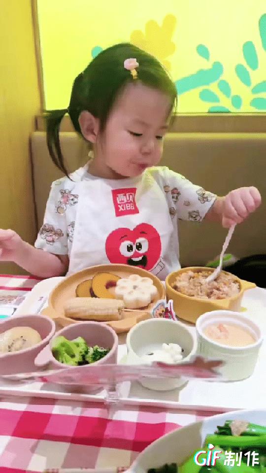 这就是西贝卖的贵还成功的主要原因之一，就是搞儿童餐，各种好看的摆盘加上孩子喜欢的