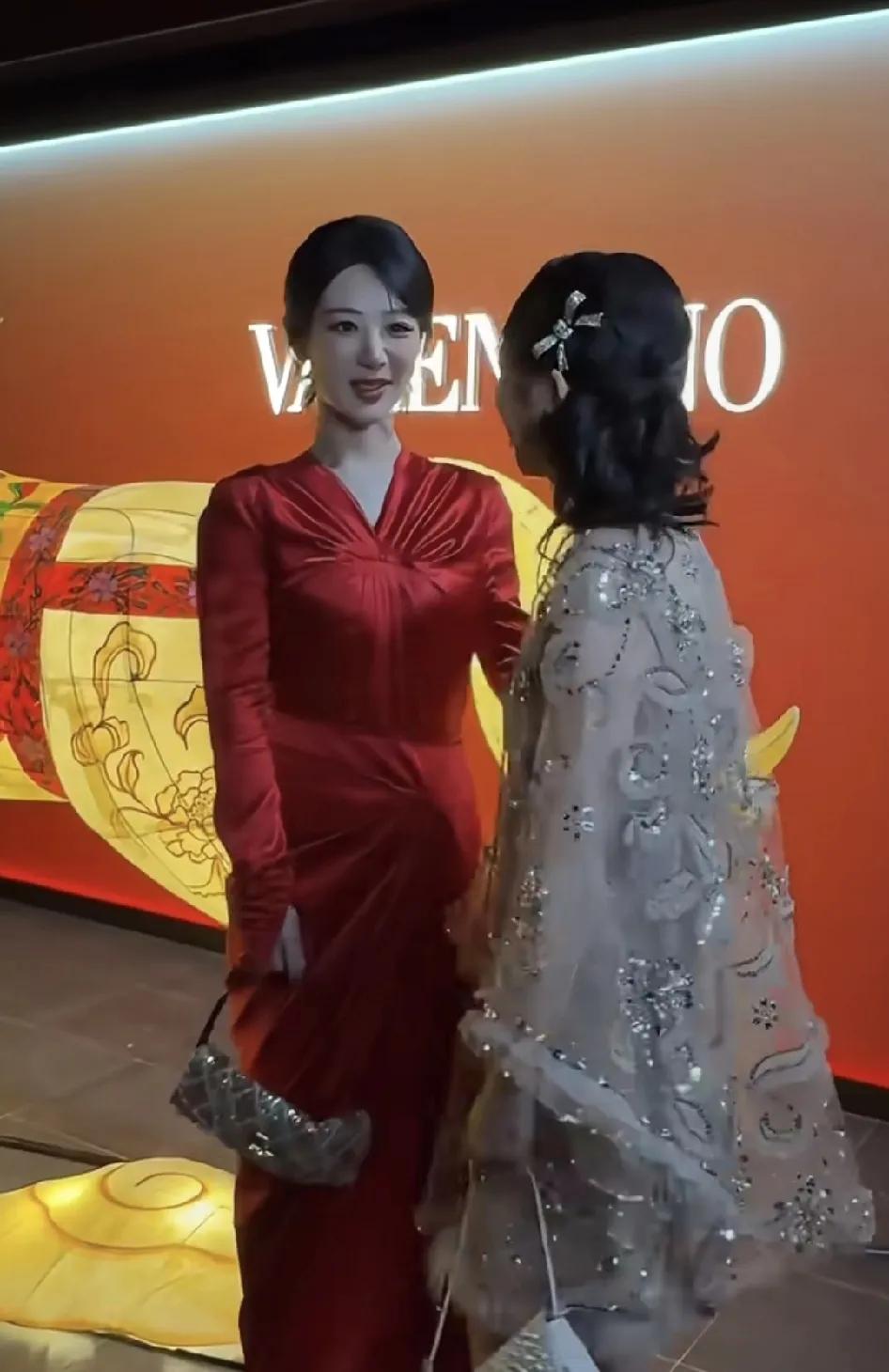 看到杨紫出现华伦天奴活动上，我妈妈说，这姑娘终于结婚了。我说，这人家礼服红色而