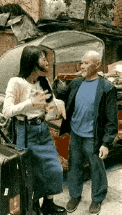 女子见到网络上联络的朋友之后，整个人彻底崩溃了，因为现实中的这个人是个小老头，和