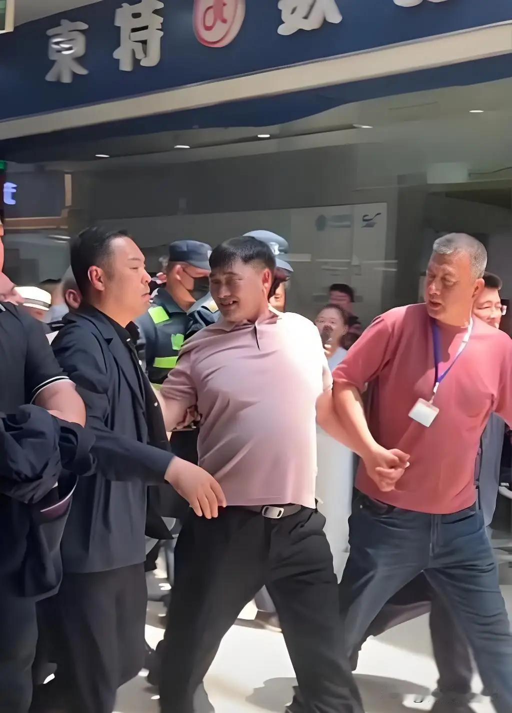 大衣哥青岛商演被保安架离舞台，满脸陪笑惹人心酸大衣哥青岛商演现场一幕，瞬间