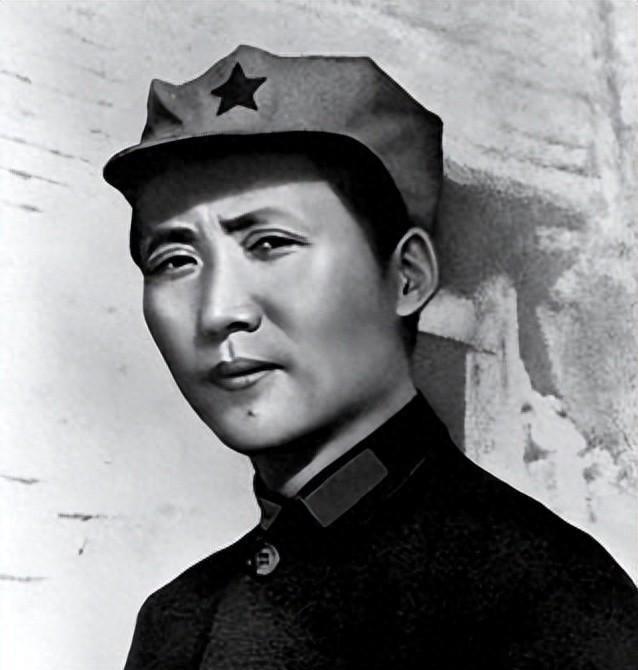 1927年，毛泽东被捕后，在押去处死路上，突然对一名团丁说：“老哥，我腿疼，伤筋