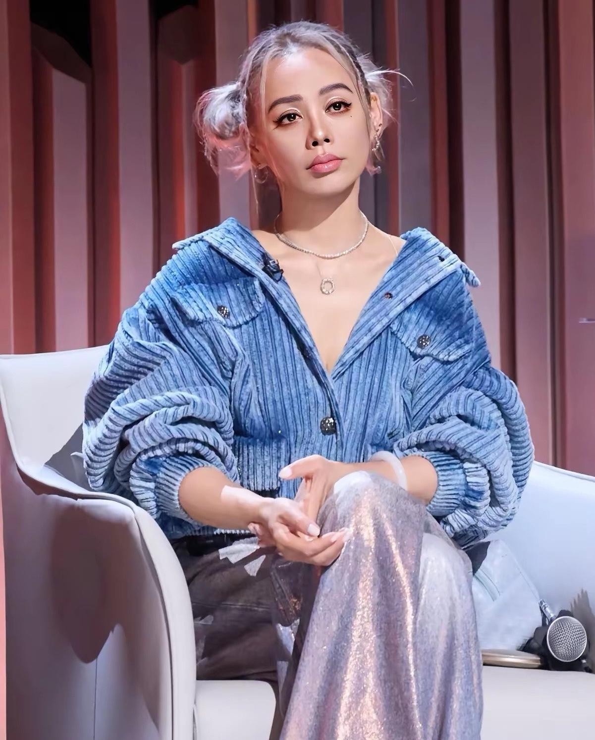 54岁的宁静突然跟蔡依林撞脸了，到底是因为这套同色系的时尚妆造太厉害，还是背地里偷偷在脸上动了手脚？