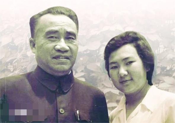 1943年，一个17岁的中国少女被抓进了纳粹集中营，突然，德军士兵在她身上发现了