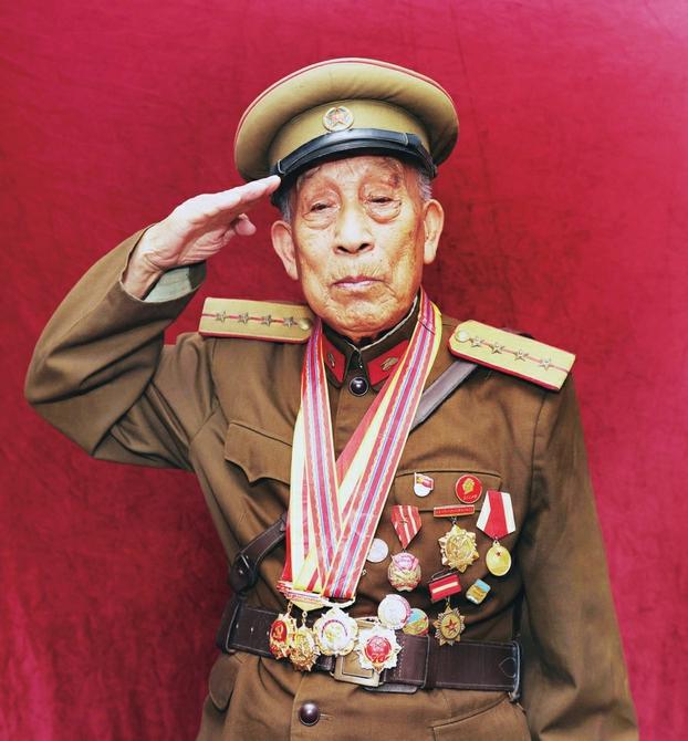一人三立一等功！百岁双枪老兵，三战九死一生，深藏功名数十年滕西远（1925