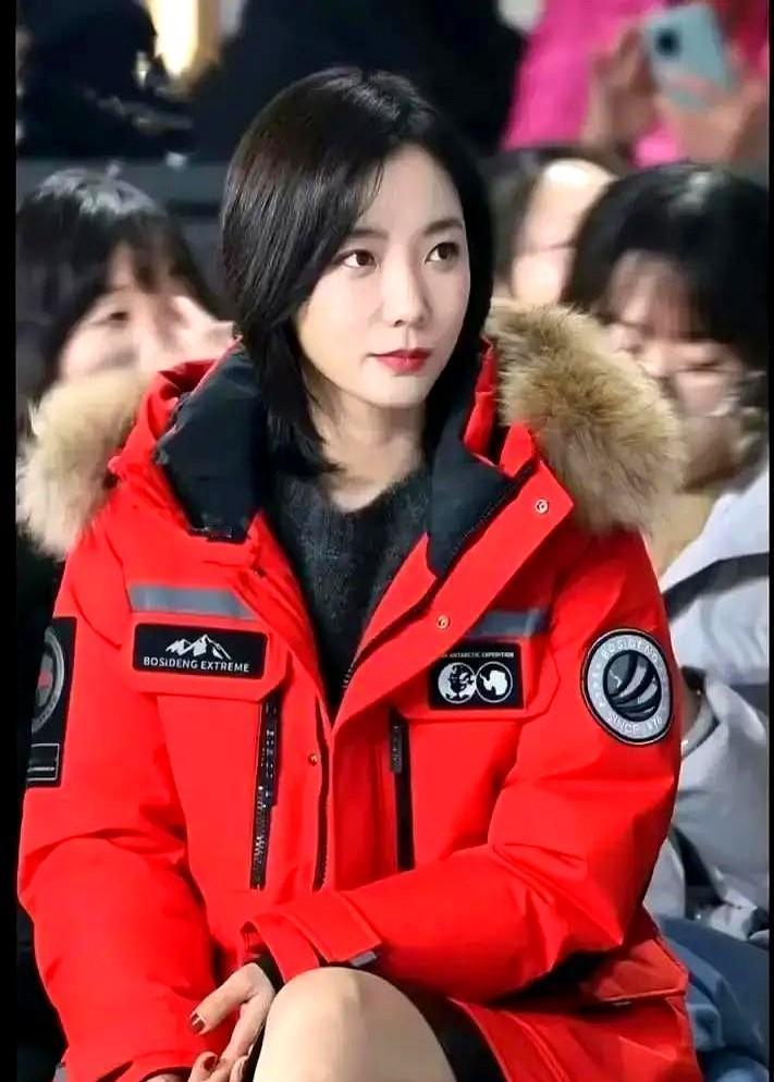 肉色丝袜要翻身了，以前嫌土现在抢着穿。王珞丹一组街拍直接封神。哑光裸色丝袜配