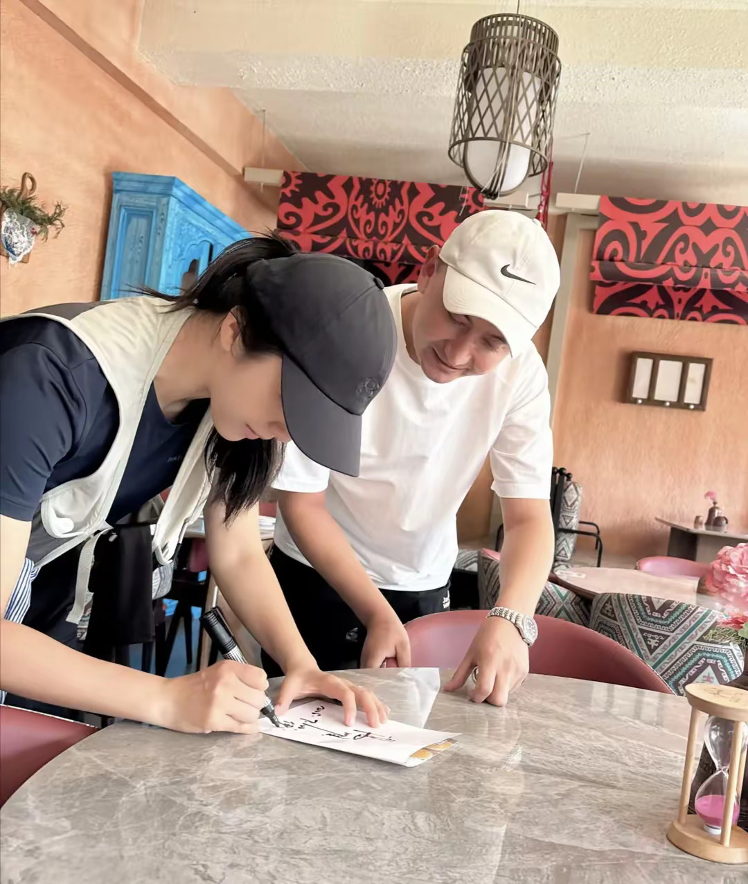 汤唯带家人到新疆旅游，和老公金泰勇一起骑马，脸部素颜皮肤超好！！！​​​