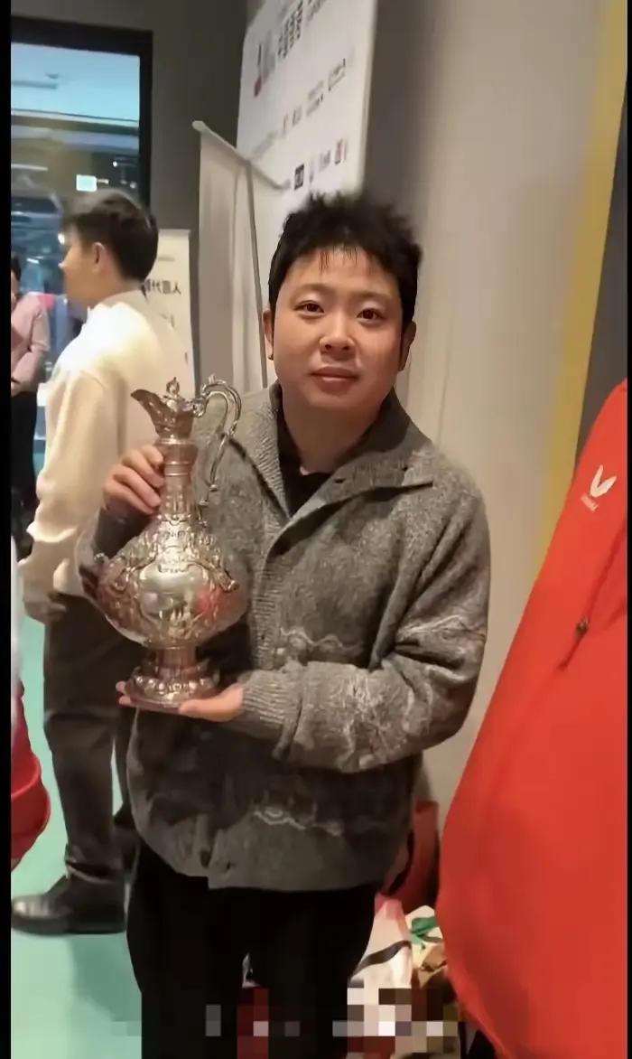 沾沾喜气，过过瘾！张安达借赵心童冠军奖杯，或沾喜夺得冠军联赛的冠军！2月10日消