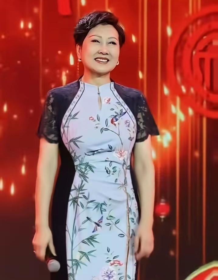 63岁的凯丽阿姨终于放弃黑丝，穿上旗袍了。以往出席活动，她总爱黑丝搭配高跟