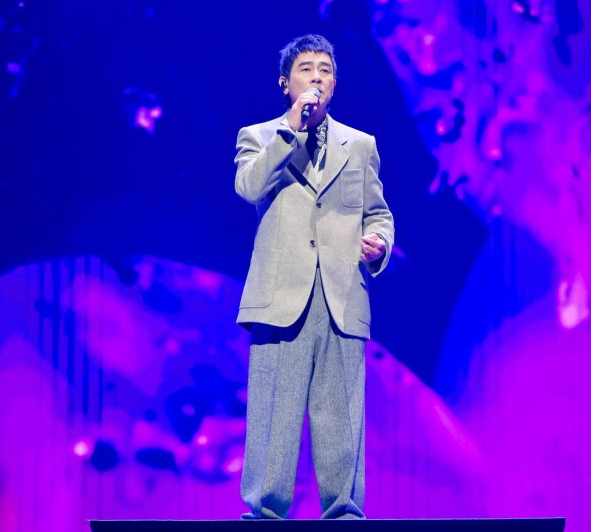 陈小春真是让人大吃一惊不是因为他演唱会邀请了郑伊健也不是因为他的造型出圈，而