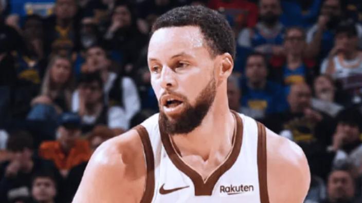 勇士库里第三节伤退！科尔：右膝不适7天未确定是否做MRI