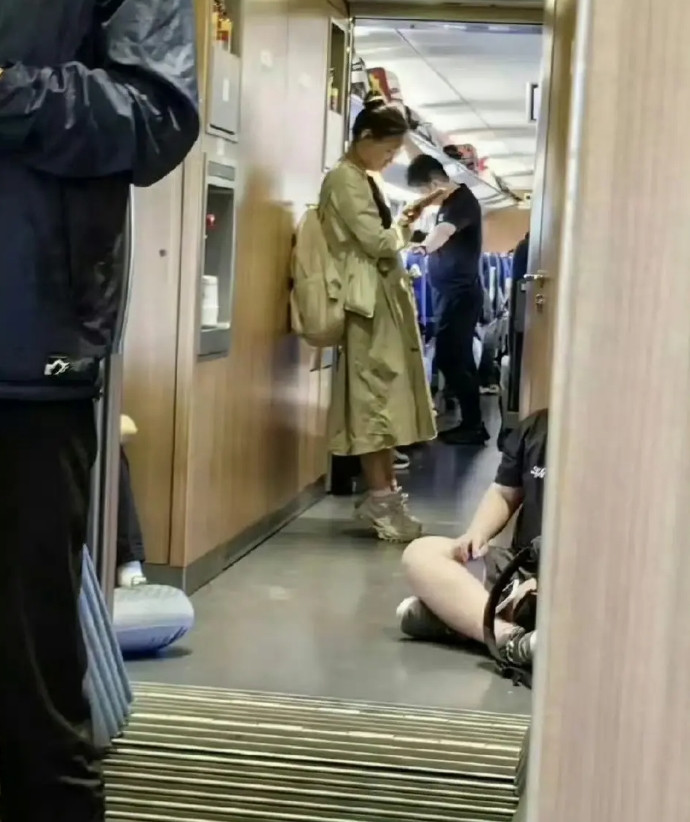 为什么在高铁上一直在垫脚，是有什么深意吗?