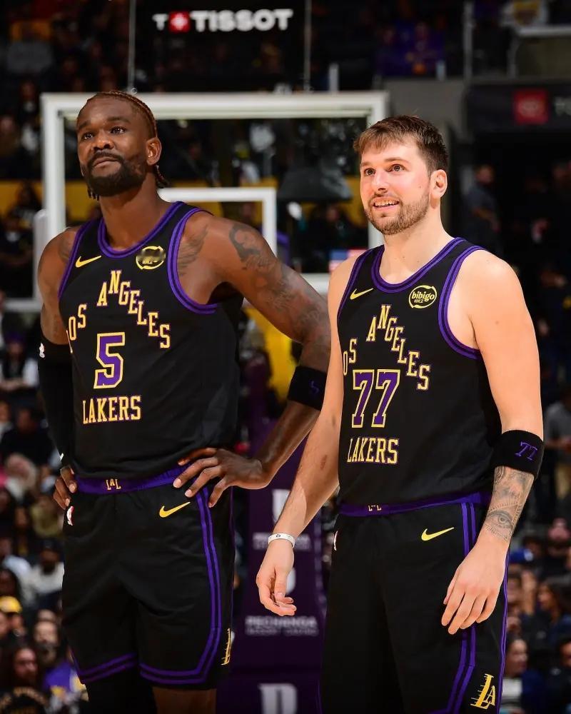 艾顿已引起湖人将帅不满！消息人士：内线球员排着队想搭档东契奇。怎么说呢？估计，