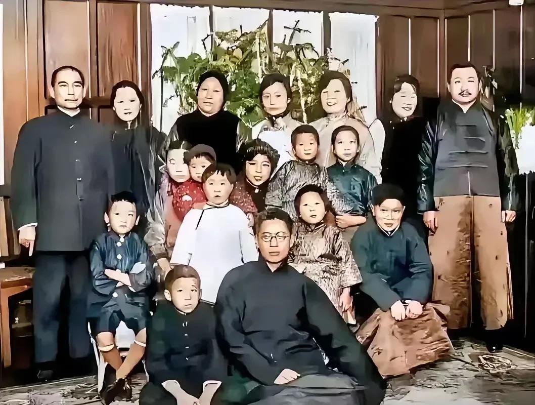 这是孙中山与宋庆龄家人的合影照宋庆龄的父亲宋耀如比孙中山小5岁，照片中没有出现