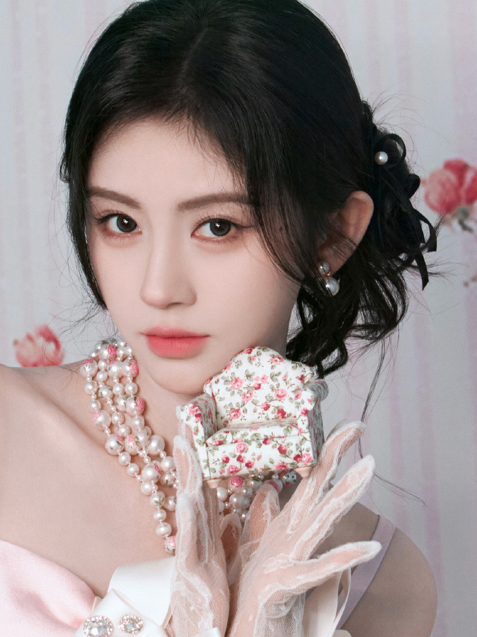 1.鞠婧祎这两年的影视资源都是资方看中她身上的流量外加没什么负面消息才给的，要真
