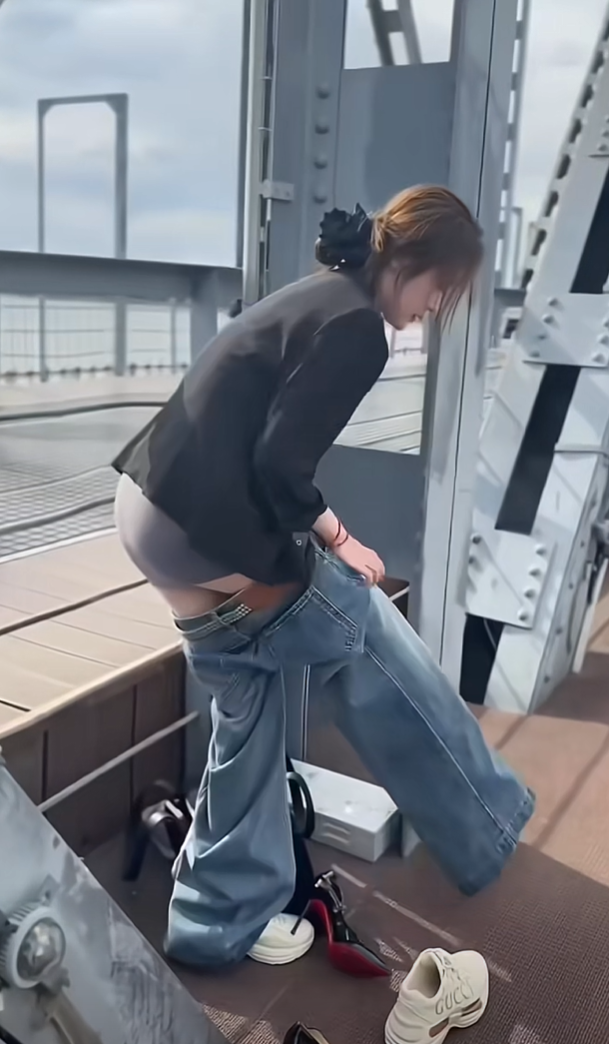 干演绎的太难了户外演出时老板都不给搭个临时的衣帽间真是让人无语